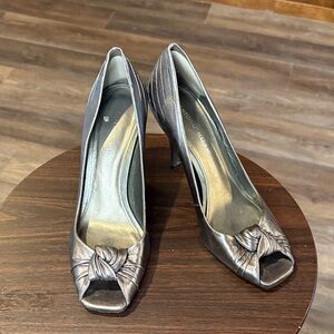 ANTONIO MELANI Metallic Silver Knot Peep-Toe Heels